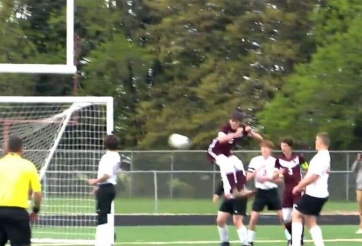 VIDEO: Cầu thủ nghiệp dư gây sốt với bàn thắng bằng... mông