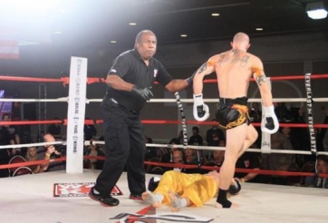 VIDEO: 'Đệ nhất Thiếu Lâm' Trung Quốc đứng im giơ mặt hứng 6 cú đấm