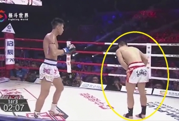 Bị đá vào chỗ hiểm, 'Kẻ hủy diệt' Trung Quốc cay cú đấm cho đối thủ nằm co giật