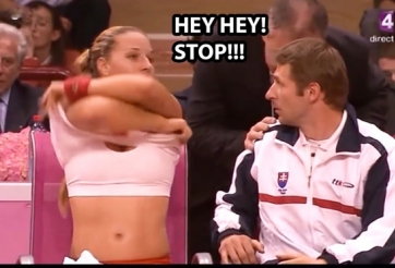 VIDEO: Mỹ nhân quần vợt vô tư cởi áo khiến khán giả xem 'đỏ mặt'