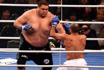 VIDEO: Huyền thoại UFC bất ngờ hạ gục đối thủ 'khổng lồ' 220kg