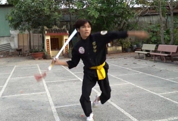 VIDEO: Võ sư cổ truyền Việt Nam gây sốt với màn múa kiếm cực đỉnh