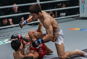 Bại tướng của Martin Nguyễn trút hơn 20 cú đấm hạ gục đối thủ chỉ sau 24 giây