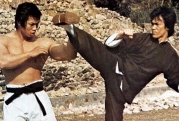 Lý Tiểu Long bị cao thủ Thiếu Lâm đánh đến đau ê ẩm toàn thân