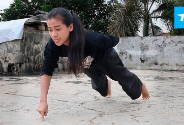 VIDEO: Nữ võ sĩ xinh đẹp hít đất chỉ bằng 1 ngón tay gây sốt