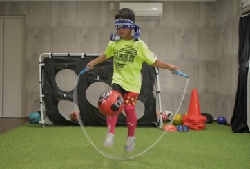 VIDEO: Cậu bé 9 tuổi gây sốt với màn bịt mắt vừa nhảy dây vừa tâng bóng