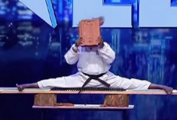 VIDEO: Võ sĩ biểu diễn 'thiết đầu công' và cái kết thảm họa