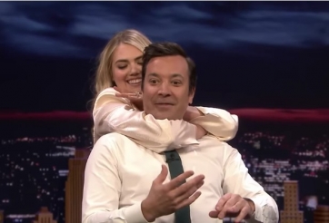 Quá đam mê võ thuật, siêu mẫu xinh đẹp siết cổ MC ngay trên sóng truyền hình