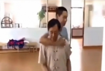 Vừa hát vừa hóa giải đòn hiểm, cao thủ Thái Cực Quyền bị chê 'tấu hài'