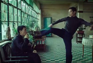 Lý Tiểu Long 'thất kính' tấn công sư phụ Diệp Vấn