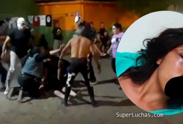 Nữ đô vật lên cơn co giật vì bị đối thủ dùng ghế đập vào đầu