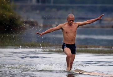 VIDEO: Cao thủ Thiếu Lâm lập kỷ lục chạy 125m trên mặt nước