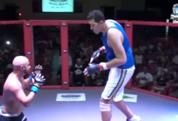 VIDEO: 'Chàng tí hon' thách đấu 'người khổng lồ' và cái kết không thể khác