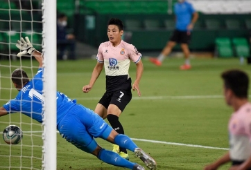 'Ronaldo Trung Quốc' bị chỉ trích vì pha bỏ lỡ không thể tin nổi