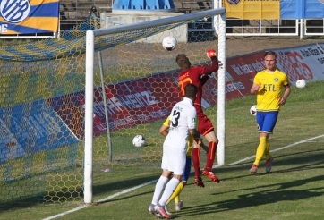 VIDEO: Bắt bóng nghiệp dư, thủ môn khiến đội nhà đánh rơi chiến thắng