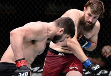 VIDEO: 'Máy ủi' UFC tung 8 cú đấm liên tiếp khiến đối thủ bất tỉnh nhân sự