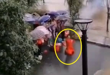 Đại sư Trung Quốc vận 'khí công' để... ngăn chặn nước lũ dâng lên