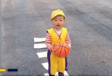 Cậu bé hơn 2 tuổi ở Trung Quốc gây sốt với tài năng chơi bóng rổ