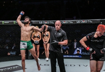 Dùng chiêu hèn hạ, võ sĩ Trung Quốc bị trọng tài xử thua ngay lập tức