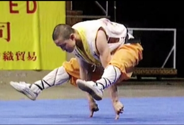 VIDEO: Cao thủ Thiếu Lâm gây sốt khi 'đứng' chỉ bằng 2 ngón tay