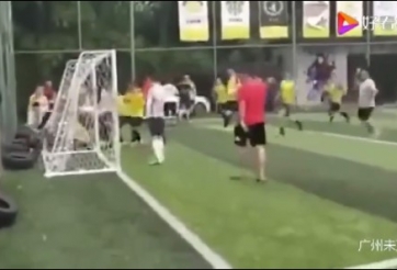 VIDEO: Cầu thủ Trung Quốc 'bỏ bóng đá người' như phim hành động
