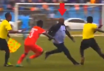 VIDEO: HLV 'nổi điên' đấm gục trọng tài sau khi phải nhận thẻ đỏ