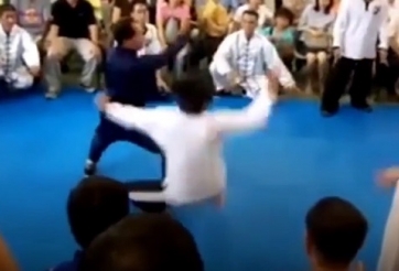 VIDEO: Cao thủ Trung Quốc dùng võ công 'Sư tử rống' hạ gục đối thủ