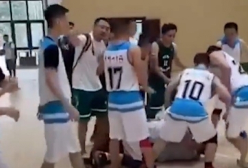 VIDEO: Cầu thủ bóng rổ Trung Quốc lao vào đánh trọng tài nhập viện