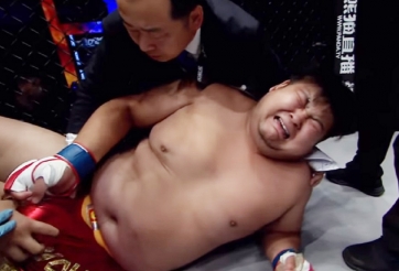 VIDEO: Bị đá trúng chỗ hiểm, võ sĩ Trung Quốc phải nhập viện cấp cứu