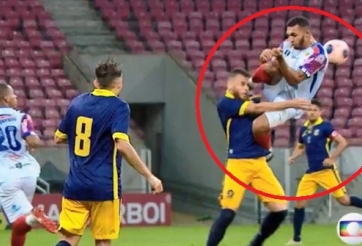 VIDEO: Cầu thủ bay người đạp vào mặt đối phương và cái kết gây phẫn nộ