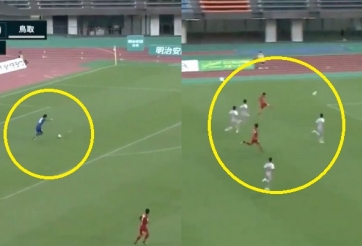 VIDEO: Thủ môn kiến tạo từ sân nhà cho tiền đạo lập siêu phẩm