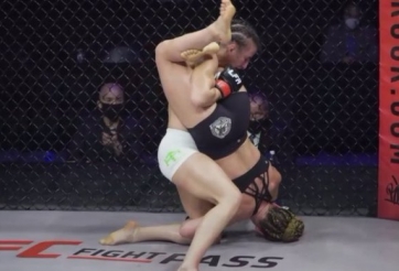 VIDEO: Dính đòn kẹp cổ, nữ võ sĩ xinh đẹp rơi vào trạng thái vô thức