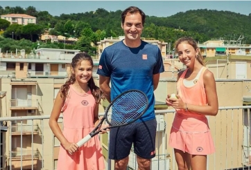 VIDEO: Roger Federer đánh tennis với 2 bé gái trên mái nhà