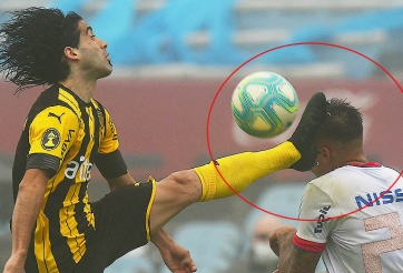 VIDEO: Cầu thủ 'tung cước' vào mặt đối phương và cái kết xứng đáng