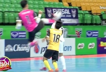 VIDEO: Kinh hoàng thủ môn Thái Lan bay người đạp vào đầu đối thủ