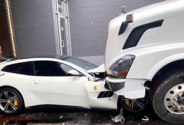 Nhân viên lái container đè bẹp siêu xe Ferrari của ông chủ vì mất việc