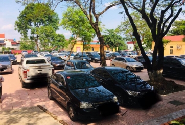 Choáng với dàn 'xế hộp' phủ kín sân trường trong buổi họp phụ huynh