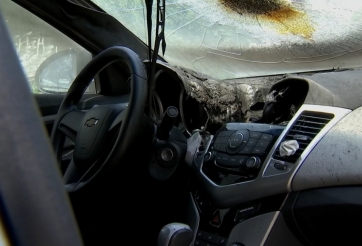 Chủ xe nhận cái kết đắng vì để nước rửa tay khô trên táp lô