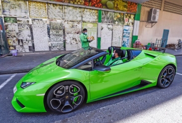 Ông chủ trẻ tuổi tự lái siêu xe Lamborghini đi giao xoài