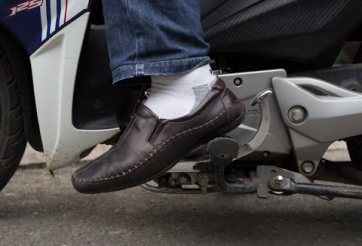 Dừng xe máy nên về số hay để nguyên sẵn đi tiếp?