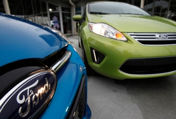 Chưa kịp thể hiện, tài xế bị Mustang cho bay ra khỏi xe khi đang lái