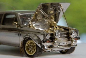 Xe Ford 'tí hon' làm từ vàng, bạc, kim cương mất 25 năm mới xong