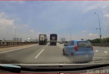 Xe con bị 'xoay 180 độ' vì tài xế thích 'thể hiện'