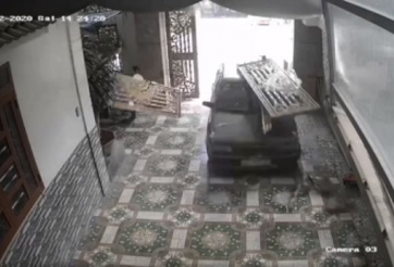 Tài xế có thầy dạy trên xe vẫn 'húc' bay cửa cổng nhà dân