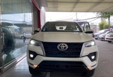 Toyota Fortuner 2021 về đại lý, sắp ra mắt đấu Kia Sorento