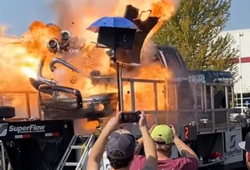 Ô tô 'độ' nổ tung, nhiều người quay video phát hoảng