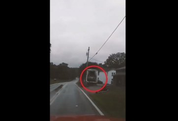 SUV nằm gọn trong thùng container như diễn phim hành động