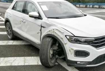 VIDEO: Chồng chỉ đạo quá đà, vợ lao xe tông vào lan can