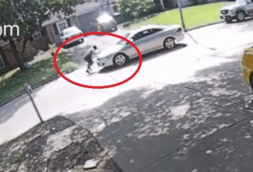 VIDEO: Anh chàng 'đen đủi' vừa bị chó đuổi, vừa bị xe tông