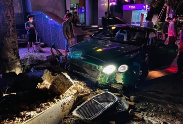 Siêu xe Bentley giá chục tỷ nát bét sau cú va chạm với 'cây'